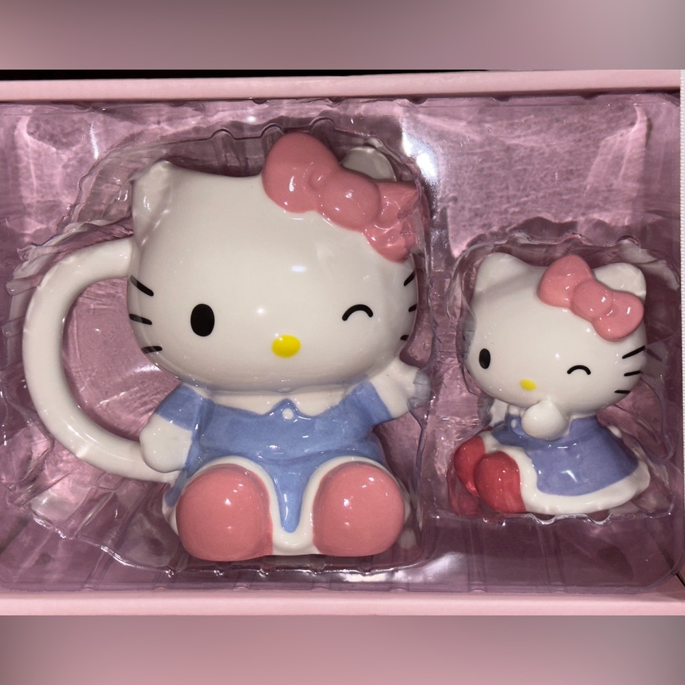 SUPER CUTE 🥰 HELLO KITTY HAND CRAFTED FIGURINE MUG AND FIGURINE SET - NEW